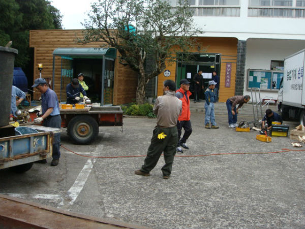 '제주희망나눔 봉사단'이 한남리 복지회관 마당에서 농기계와 가전제품 수리 등 봉사활동을 펼쳤다.
