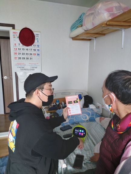 AI(인공지능)를 활용한 안심 돌봄서비스 대상 가정에 관련 기기가 설치되고 있다.