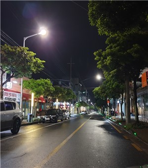 가로등 정비가 완료된 지역의 거리 환경.
