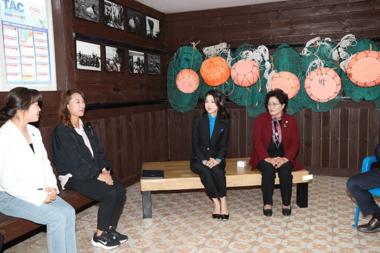 6일 제주시 종달리어촌계 해녀 휴게실에서 마련된 김건희 여사와 해녀 어업인 간담회 모습.
