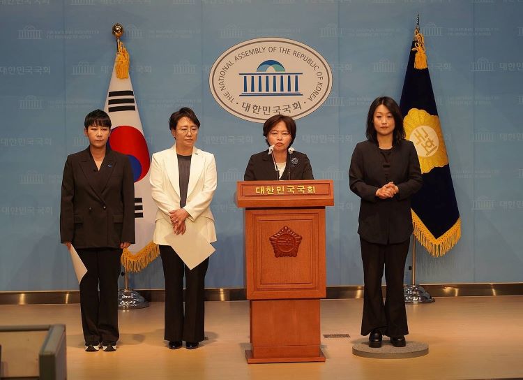 정춘생 조국혁신당 원내수석부대표가 29일 국회 소통관에서 서울시 저출생 정책과 관련해 기자회견을 하고 있다.