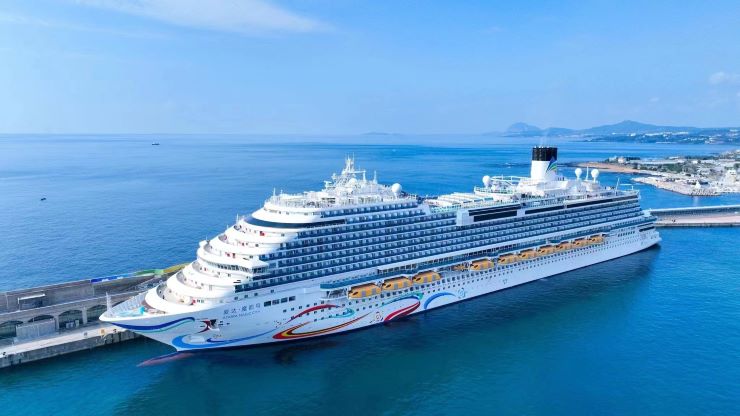 서귀포 민군복합형 관광미항에 입항한 크루즈.