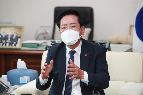 제주자치도의회 좌남수 의장.