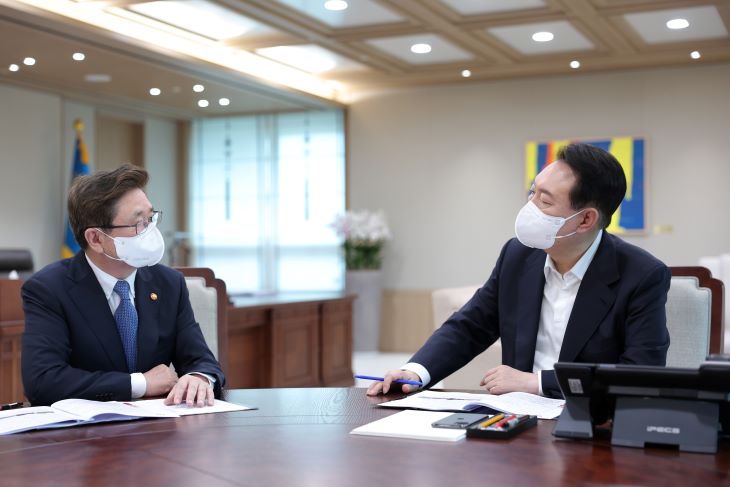 윤석열 대통령이 21일 용산 대통령실에서 박보균 문화체육관광부 장관으로부터 업무보고를 받고 있다. 대통령실 제공