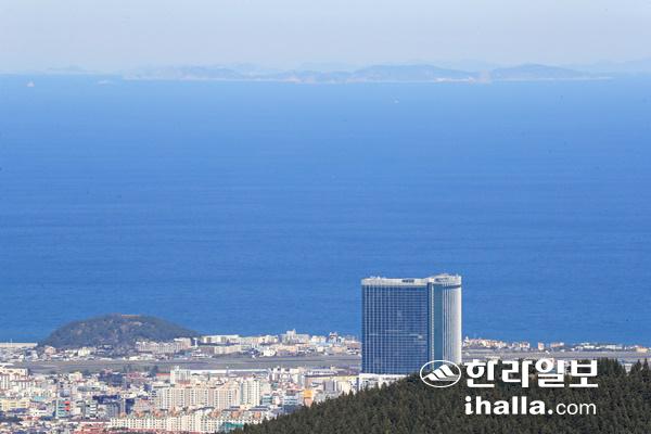 제주도에서 보이는 추자도와 진도. 한라일보 DB.