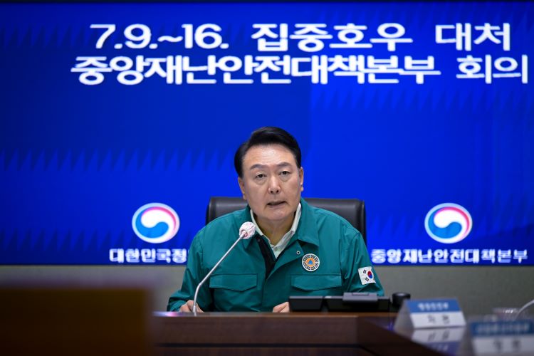 윤석열 대통령은 17일 집중 호우 대처 중앙재난안전대책본부 회의를 주재하고 호우로 인한 피해 현황과 대처 상황을 점검했다. 사진 =대통령실 제공.