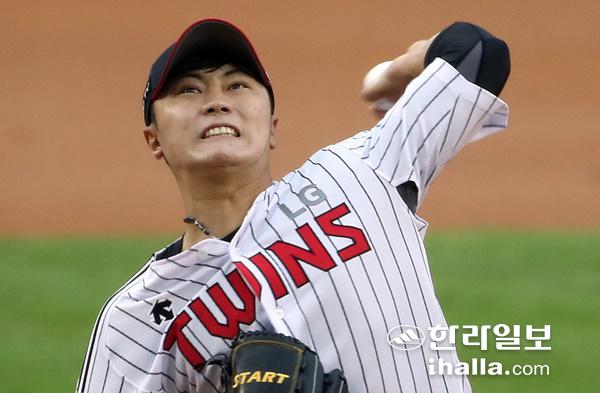 역투하는 김윤식.